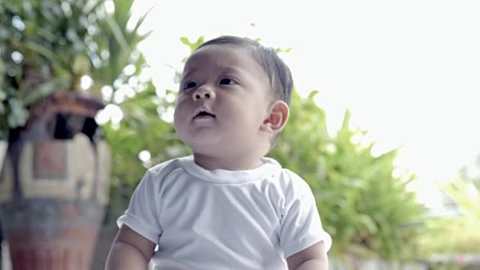 亚洲男婴一个可爱的7个月大。快乐的微笑
