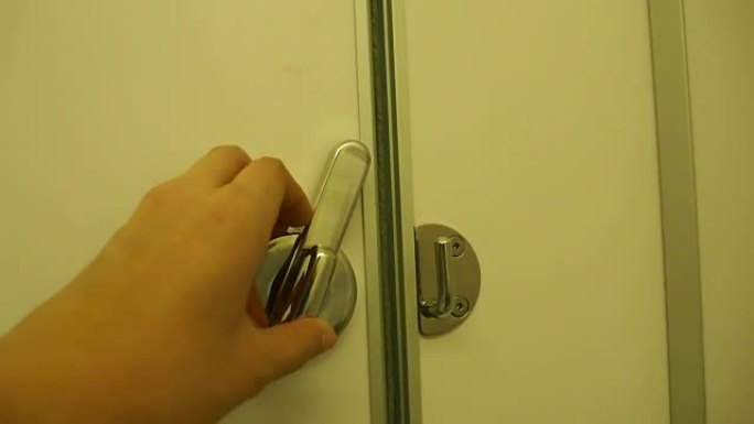 通过调整门把手来手动关闭厕所门