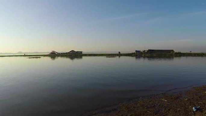 缅甸曼德勒阿马拉普拉附近的陶恩塔曼湖木脚桥附近的湖上日出
