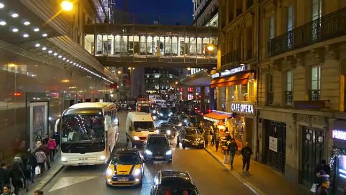 法国夜间照明巴黎双层巴士老佛爷拥挤交通街全景4k