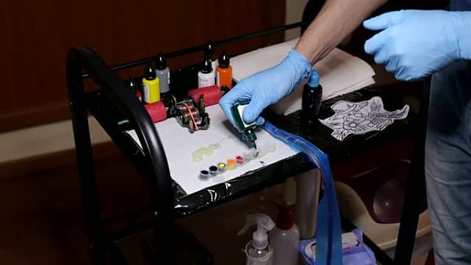 纹身艺术家在工作前准备工具和墨水。