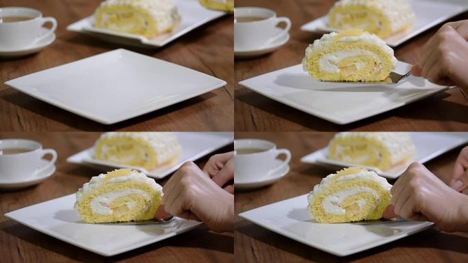 在盘子里放一块甜菠萝卷蛋糕