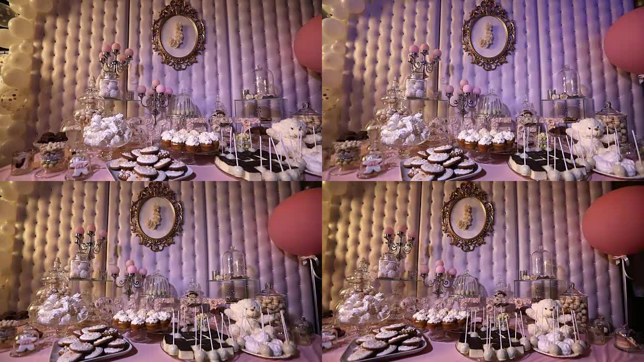 餐厅里的糖果棒，儿童派对，一只脖子上有蝴蝶的白色泰迪熊，点燃蜡烛，桌上的泰迪熊糖果棒，特写，糖果棒设