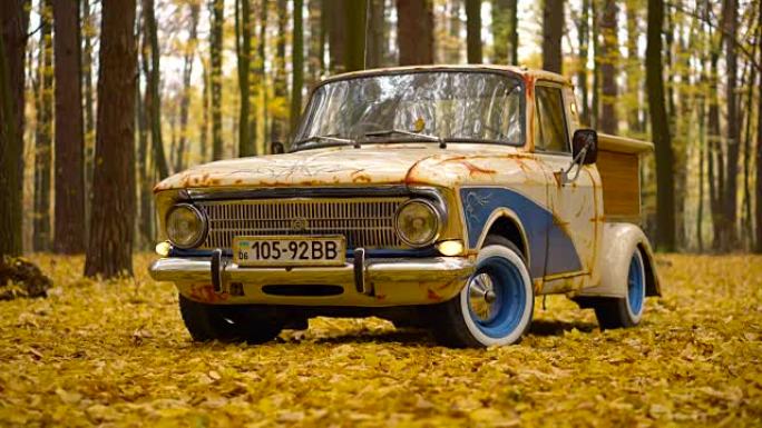 Retro car Moskvich with wooden customized luggage 