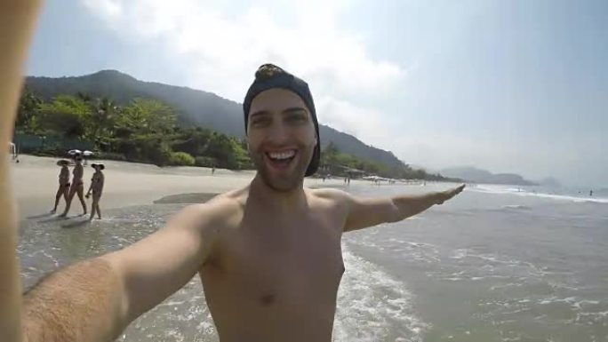 巴西年轻人在海滩上自拍
