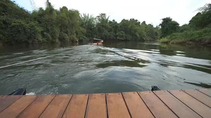 桂河漂流的旅游游览。拖拖拉拉的木筏。岸上的热带森林。水流强劲。