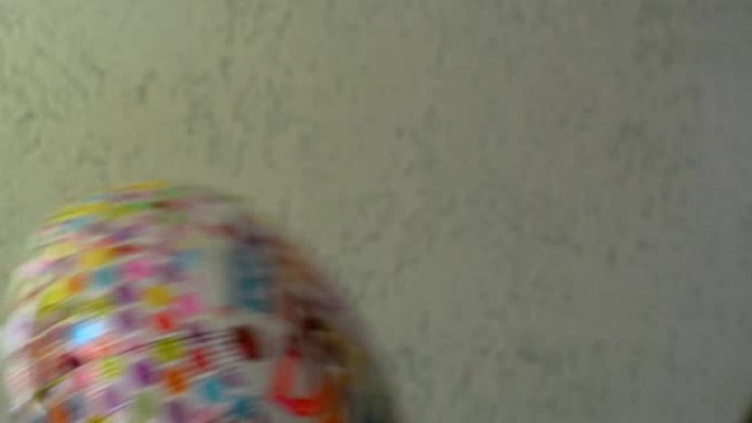 戴着白手套的小丑正在赠送一个hapy生日聚会庆祝气球