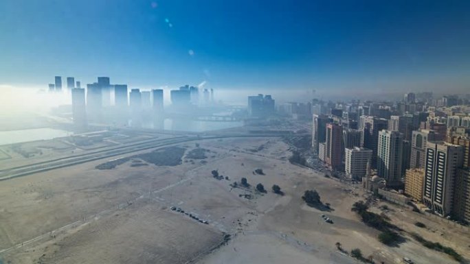 早晨，在阿布扎比的街道上，浓雾笼罩下的天际线