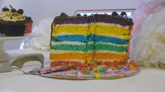 缺少切片的彩虹蛋糕