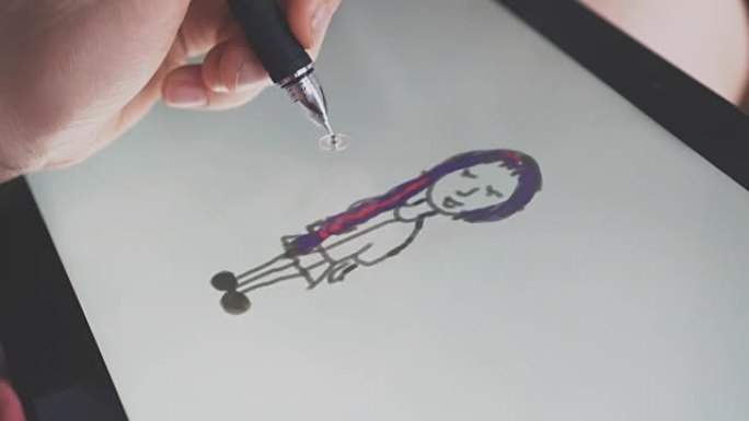 小女孩在平板电脑上用笔画画。