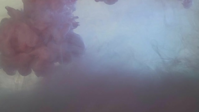 深粉色烟雾滴在白色背景下。白色背景上的粉紫色烟雾飞溅。紫色烟雾特写