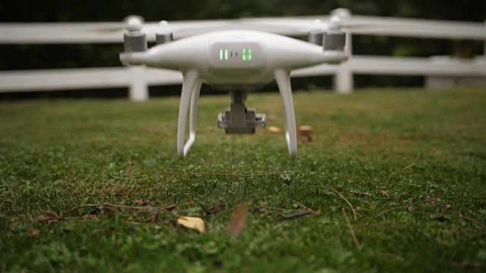 小型无人机以慢动作从草地上升空