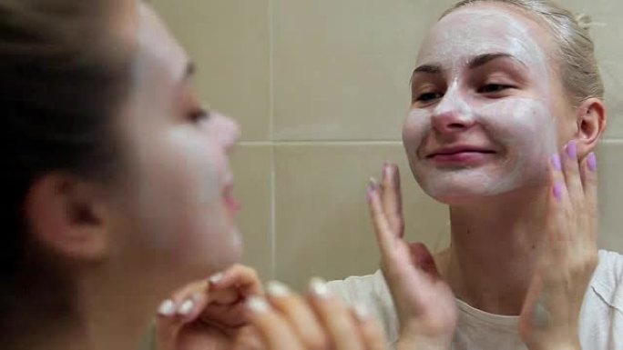 两个女人在脸上做化妆品面膜