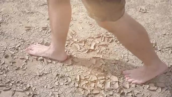 男人以真实的慢动作在沙漠上行走的视频