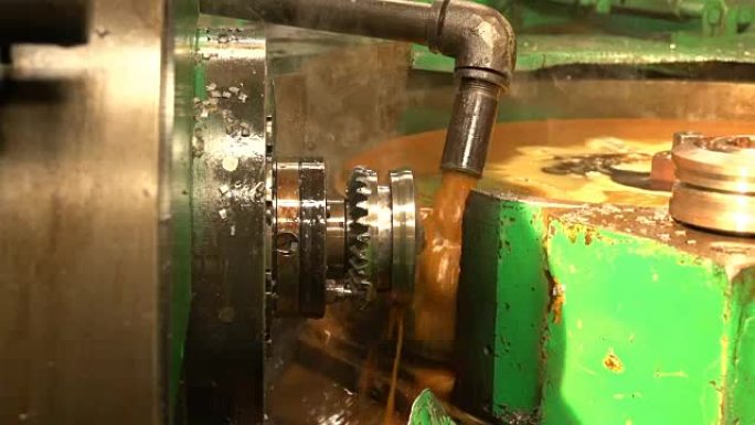 齿轮与金属工件缓慢转动并在其铸锭上注油