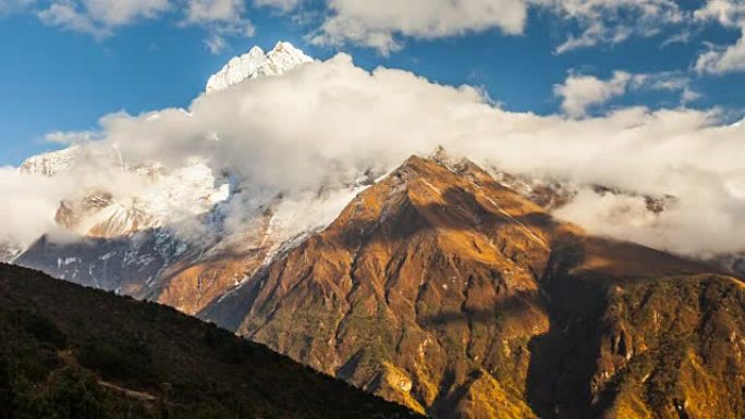 时间流逝。雄伟的康特加山附近的云层运动。喜马拉雅山。尼泊尔萨加玛塔国家公园