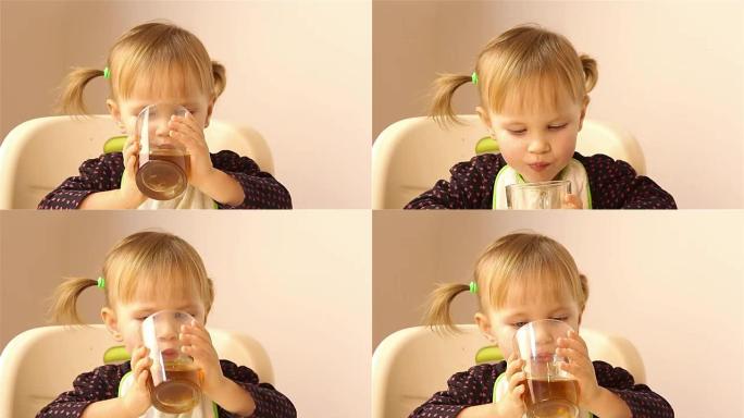 一个两岁的小女孩喝茶