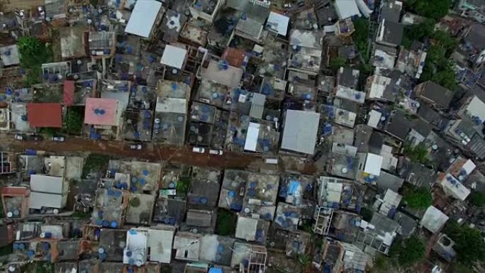 Favela天线: 上帝的视线在巴西里约热内卢密密麻麻的贫民窟房屋中缓慢移动