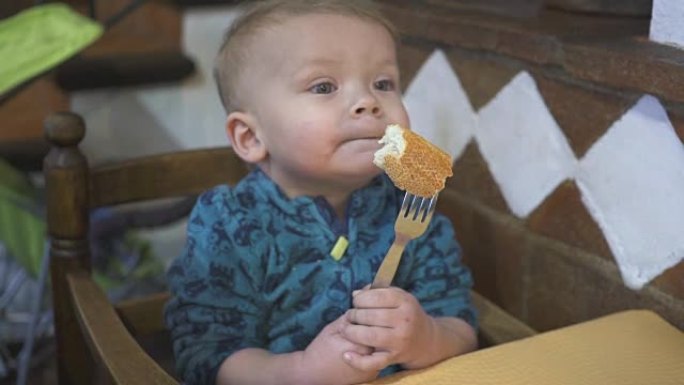 男婴在餐馆吃面包