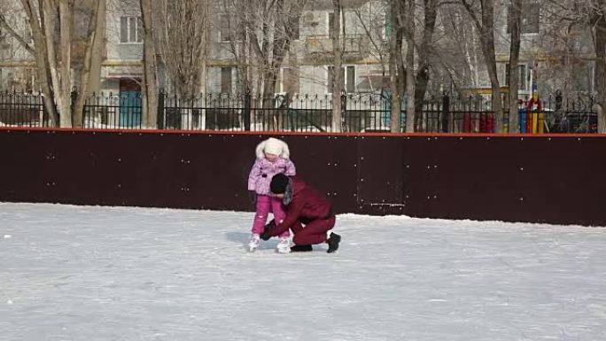 妈妈学女儿滑冰。