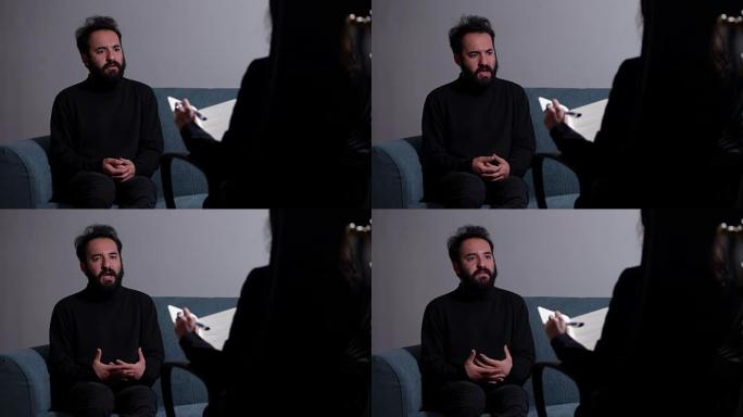 病人的肖像向心理治疗师做笔记解释了他的问题