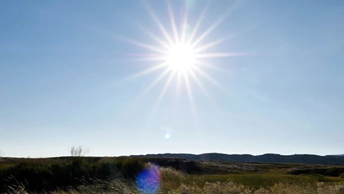 星暴太阳镜头在冰岛夏季草地上闪耀慢动作平底锅
