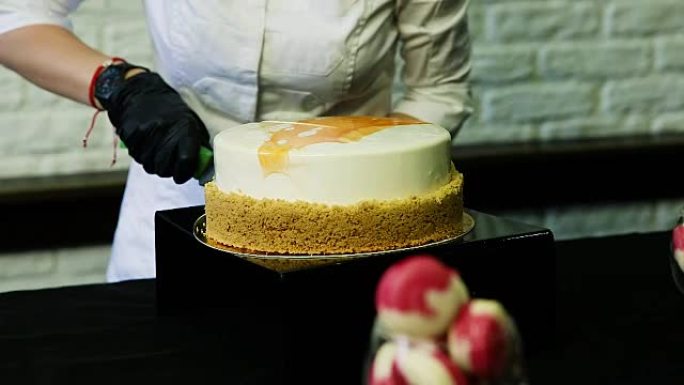 糖果手用刀切白色慕斯蛋糕