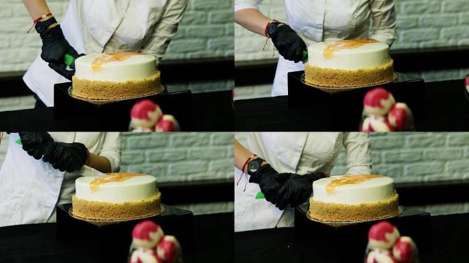 糖果手用刀切白色慕斯蛋糕