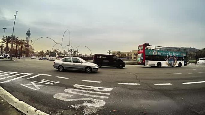 日落时分，巴塞罗那市中心的交通车、公共汽车摩托车。黄昏的街景