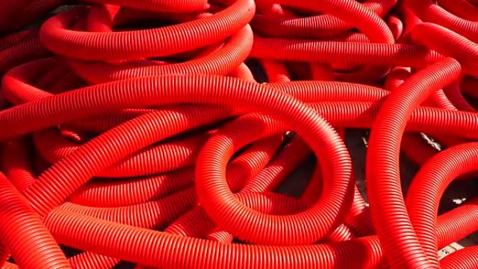 工业背景。塑料波纹管，卷内排水，特写。红色管道或管道。慢动作