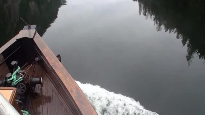 阿拉斯加安静平静水面背景上的木船。