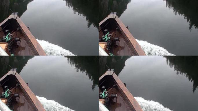 阿拉斯加安静平静水面背景上的木船。
