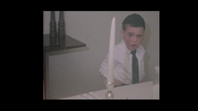 1964年轻的犹太男孩准备逾越节晚餐