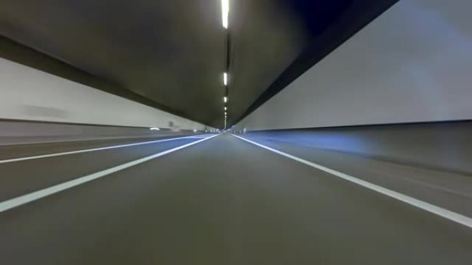 快速行驶在中间占优势的隧道。车辆射击