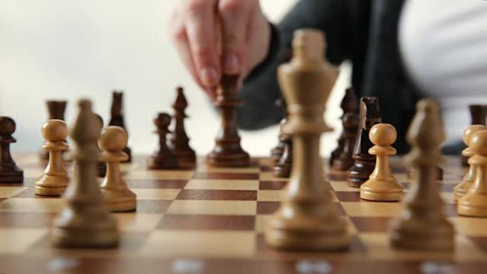 具有团队背后-战略，管理或领导概念的女子国际象棋人物