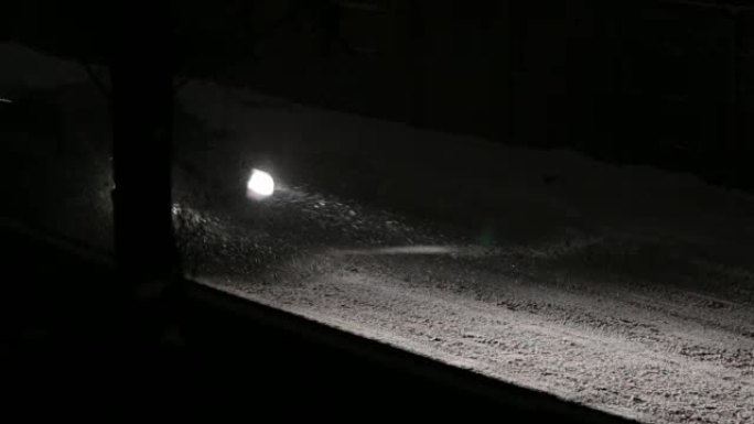汽车经过雪夜