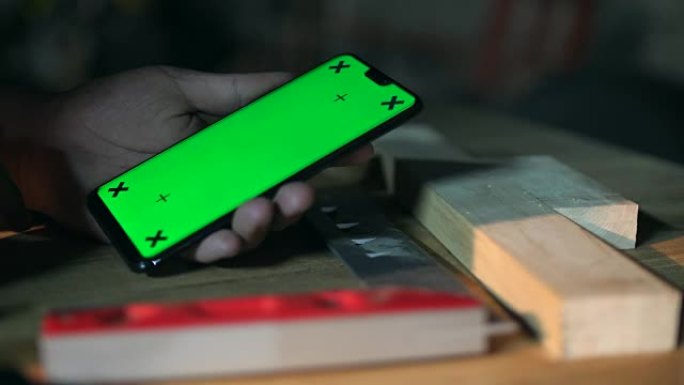 木工坊使用绿屏手机特写，色键