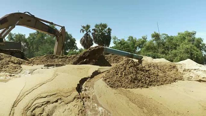 疏浚河道砂排管到使用中的处置场和挖掘机