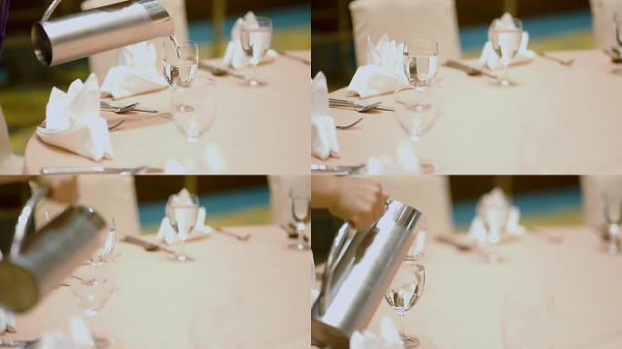 将水倒入酒杯中，酒具放在桌子上。