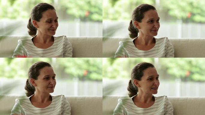 在4k中，女人在房间里听对话并注意社交动态的坦率镜头