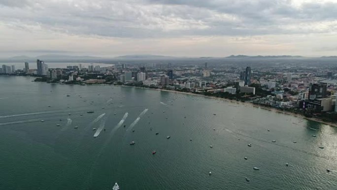 泰国芭堤雅海滩附近海上快艇的鸟瞰图