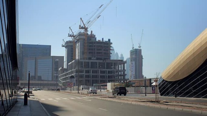 在迪拜市中心地铁附近建造建筑物，晴天从道路上观看
