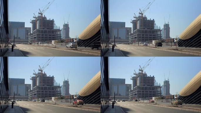 在迪拜市中心地铁附近建造建筑物，晴天从道路上观看