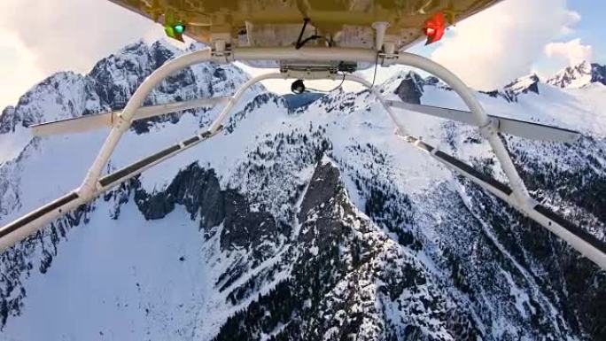 直升飞机鸟瞰图中向后看的三指峰冬雪飞行