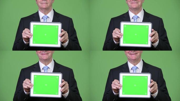 高级帅气商人展示数字平板电脑