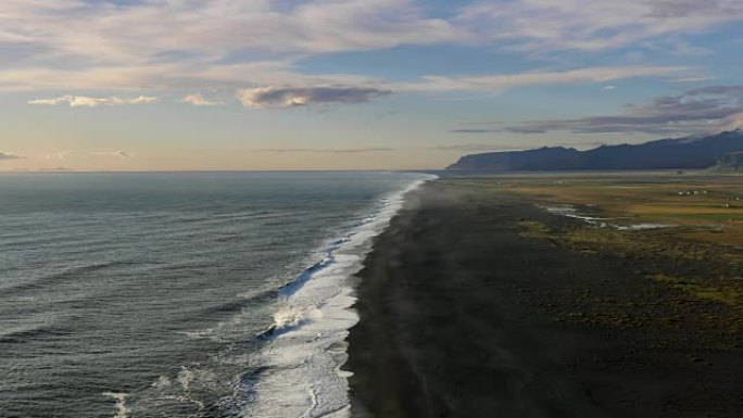 冰岛黑海滩上漂洗的海浪。