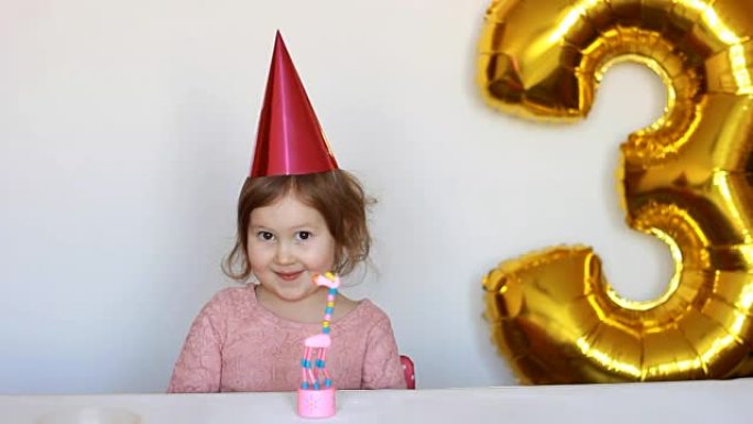 可爱的小女孩，蛋糕和派对。有趣的快乐孩子在生日快乐。儿童假期的概念。3年