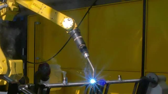 工厂工业数控机床上的金属铁激光氩气焊接。