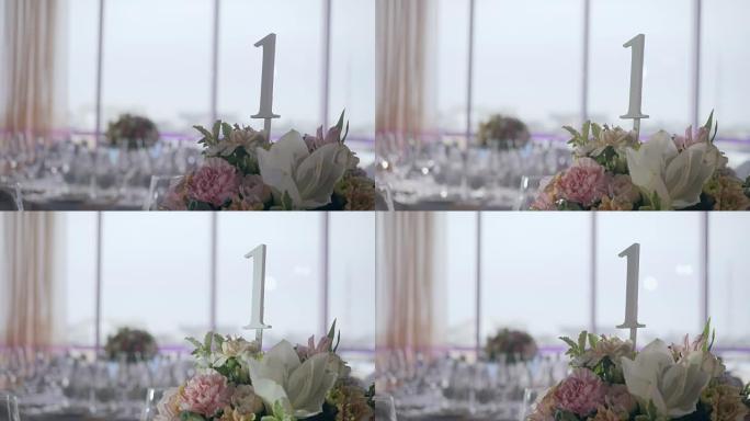 为活动派对或婚礼招待会设置的桌子。餐厅豪华优雅的餐桌布置晚餐。眼镜和盘子。