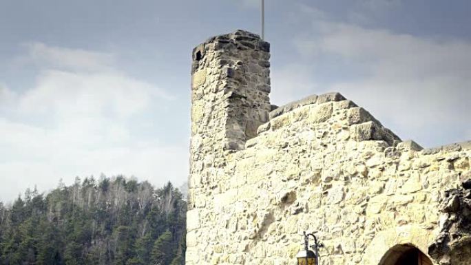 中世纪城堡的废墟。巨大的防御工事塔和堡垒。